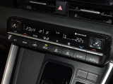 左右独立で温度コントロールができるオートエアコンを装備しています。シートヒーターも装備しています。