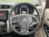 インテリアに合わせたデザインのステアリングは、運転される方のことも考え、運転しやすい形状、大きさです。是非一度、実際に触ってお確かめください。