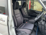運転席と助手席はアームレストがついていますのでゆったりお座りになられます。