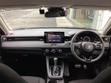 運転席は、大きな座面と包み込むような背もたれがドライバーの身体全体をしっかり支えます。上質なシート素材と座り心地のよいクッションを採用し、長時間の運転やコーナーの多い道も快適です