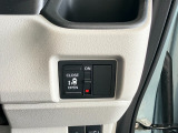 【リア片側パワースライドドア】リモコンなどで自動開閉。Hondaスマートキーを携帯していれば、軽い力で解錠とドアオープンが行えます。半ドア状態まで閉めると、自動的に全閉する機能付き。
