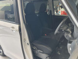 運転席、助手席です。座面も広くゆったりと座れてアームレストも付いているので重宝します。