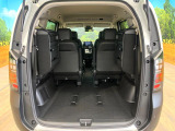 後席を格納すると、これだけの広さが!シーンに合わせたシートアレンジで、大きな荷物も積むことが出来ます♪
