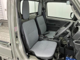【フロントシート】さまざまな体格の方が快適に運転ができるよう配慮したシートになっております。