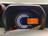 スピードメーターはこちら!すっきりとしたデザインで、昼間でも夜間でも見やすい設計になっています。