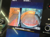 【フロント&サイド&バックカメラ】ドライバーから見にくい死角部分を映像で確認できるカメラを各所に装着。見通しがきかない場所や住宅密集地などを運転することが多い人におすすめの安心装備です。