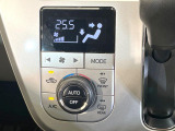 【オートエアコン】一度お好みの温度に設定すれば、車内の温度を検知し風量や温度を自動で調整。暑い&hellip;寒い&hellip;と何度もスイッチ操作をする必要はありません。快適な車内空間には必須の機能ですね♪