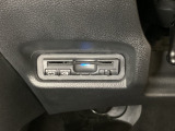 ハンドルの左下にETCがついています。高速道路の料金所の通過も楽々です。 カードの取り出しもしやすい場所についています。
