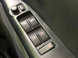 【電動格納ミラー】サイドミラーは電動格納式となっており、狭い駐車場でもキズがつくリスクを抑えられます。