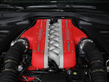 伝統の6.3L 自然吸気V12エンジンが搭載されており、アクセルを踏み込むたびに魂を揺さぶるような高揚感と鋭い加速をご体感いただけます。