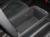 便利な収納ポケット、小物入れを各所に配置しています。