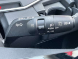 トンネル進入時や暗くなれば自動点灯するオートライトです。