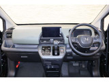 操作性に優れた運転席となります!小物入れや各ボタンの配置にこだわり、使いやすいです!座り心地もよく視認性も良好なのでロングドライブもお任せ下さい!