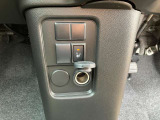 シートヒーター装備。備わっているスイッチを押すと、運転席のシートがあたたかくなります。エアコンより温まるのがはやく、電力消費も抑えられるため、冬場に嬉しい装備です。