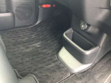 運転席・助手席側のプレミアムフロアマットは、厚みのある素材で足元の質感を高めつつ、汚れをしっかり防ぎ快適な室内空間を保ちます。