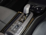 電動パーキングブレーキ・ブレーキホールドを装備してます。ホールド機能は信号待ちが多い一般道で疲労軽減になり、大好評です!
