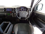 ウッド調と革巻きステアリングで快適な操作性の運転席です。