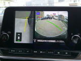 【アラウンドビューモニター】空から見下ろすような視点で、スムースな駐車と安全確認をサポートします。