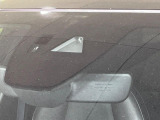 【スマートブレーキサポート】走行中に前方の車両等を認識し、衝突しそうな時は警報とブレーキで衝突回避と被害軽減をアシスト。より安全にドライブをお楽しみいただけます。