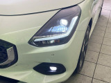 【LEDヘッドライト】悪天候や夜間走行時も良好な視界を確保し安心して運転できる高輝度LEDヘッドライトを装備!点灯速度が早く、消費電力も抑えられています。