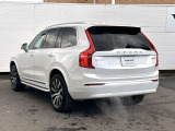 北欧流のラグジュアリーを体現したXC90。伝統的なスカンジナビアン・デザインを継承しながら、躍動感にあふれ優雅な雰囲気を身にまとう、新しい潮流を具現化したスタイリングです。