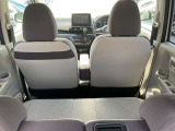 [後列シート]広々とした後部座席です!ゆったりくつろげますね☆