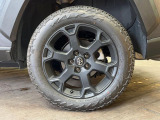 【グレード専用純正18インチアルミホイール】デザイン性の高い純正アルミホイールを装着しております。各種社外アルミホイールや、スタッドレスタイヤも取扱いしております。是非ご相談ください♪