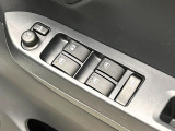 【電動格納ミラー】サイドミラーは電動格納式となっており、狭い駐車場でもキズがつくリスクを抑えられます。