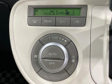 【オートエアコン】一度お好みの温度に設定すれば、車内の温度を検知し風量や温度を自動で調整。暑い&hellip;寒い&hellip;と何度もスイッチ操作をする必要はありません。快適な車内空間には必須の機能ですね♪