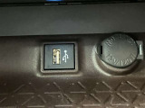 USB端子付き。最近、普及しているUSB。スマホやタブレット以外もUSB充電が増えていますよね。またスマホやメモリー媒体にお手持ちの、貴方のお気に入りの音楽を車内でも楽しめます♪