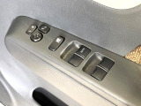 【電動格納ミラー】サイドミラーは電動格納式となっており、狭い駐車場でもキズがつくリスクを抑えられます。