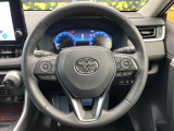 インテリアに合わせたデザインのステアリングは、運転される方のことも考え、運転しやすい形状、大きさです。是非一度、実際に触ってお確かめください。