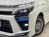 【LEDヘッドライト】悪天候や夜間走行時も良好な視界を確保し安心して運転できる高輝度LEDヘッドライトを装備!点灯速度が早く、消費電力も抑えられています。