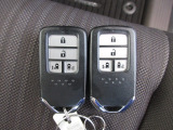 スマートキー付。キーを取り出さなくてもドアロックの施錠・開錠、エンジンの始動が出来ます。雨の日や荷物の多い日にとても便利ですね。