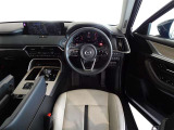 革巻きステアリングで快適な操作性の運転席です。