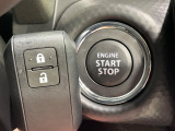 【キーレススタートシステム】カバンやポケットに入れたままでもドアの施錠・解錠が可能なスマートキーを装備。エンジンのオン・オフ時もカギを取り出す必要が無いからとっても便利です♪