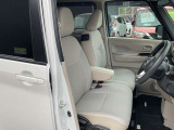 運転席まわりです。実際に座ってみて、乗り心地を体験してみてください,視界も良好です