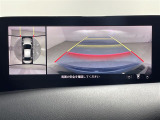 【360&deg;ビュー・モニター】まるでクルマを真上から見下ろしたかのような視点で駐車をサポートします!クルマの斜め後ろや真横など、前後左右の4つのカメラの映像が合成されて、モニターに映し出されます。