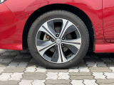 純正アルミホイール。タイヤサイズは215/50R17です。