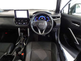 革巻きステアリングで快適な操作性の運転席です。
