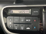 【オートエアコン】一度お好みの温度に設定すれば、車内の温度を検知し風量や温度を自動で調整。暑い&hellip;寒い&hellip;と何度もスイッチ操作をする必要はありません。快適な車内空間には必須の機能ですね♪