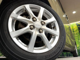 【純正アルミホイール】外観にマッチした純正アルミホイールを装着しております。各種社外アルミホイールや、スタッドレスタイヤも取扱いしております。是非ご相談ください♪