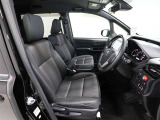 ゆったり室内で運転もしやすいです♪使い勝手の良い配置も考えられています!!
