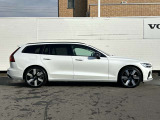 北欧流のラグジュアリーを体現したV60。伝統的なスカンジナビアン・デザインを継承しながら、躍動感にあふれ優雅な雰囲気を身にまとう、新しい潮流を具現化したスタイリングです。