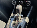 7速デュアルクラッチトランスミッションは、スムーズなギアチェンジ、継ぎ目のないシームレスな加速を実現。低速域では優れた柔軟性を発揮し、高効率エンジンとの組み合わせにより、燃料消費の低減にも貢献。