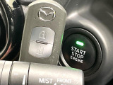 【アドバンストキー】カバンやポケットに入れたままでもドアの施錠・解錠が可能なスマートキーを装備。エンジンのオン・オフ時もカギを取り出す必要が無いからとっても便利です♪