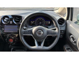 ステアリングハンドルです。オーディオコントロールスイッチが付いて運転中でも手元でオーディオの操作が出来て便利ですよ。