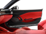 ドアを開けると、最高級のレザーで仕立てられた「Rosso Ferrari」のインテリアが広がり、日常の移動を特別なひとときへと変えてくれます。