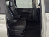 狭い駐車場でも不用意にドアをぶつける心配はありません。また、ステップを低くしフロアとの段差を少なくするなど、乗り降りのしやすさにも配慮。