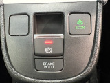電子パーキングに加えてブレーキホールドシステムを装備しておりますので、信号待ちや踏み切り待ちでもブレーキを踏まずに停止できます!発進する際はアクセルを踏むだけですので渋滞時などはかなり楽ですね!